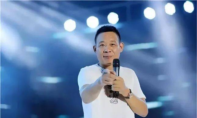 小时进不去胖东来为啥这么火？J9国际网站凌晨6点排队3(图1)