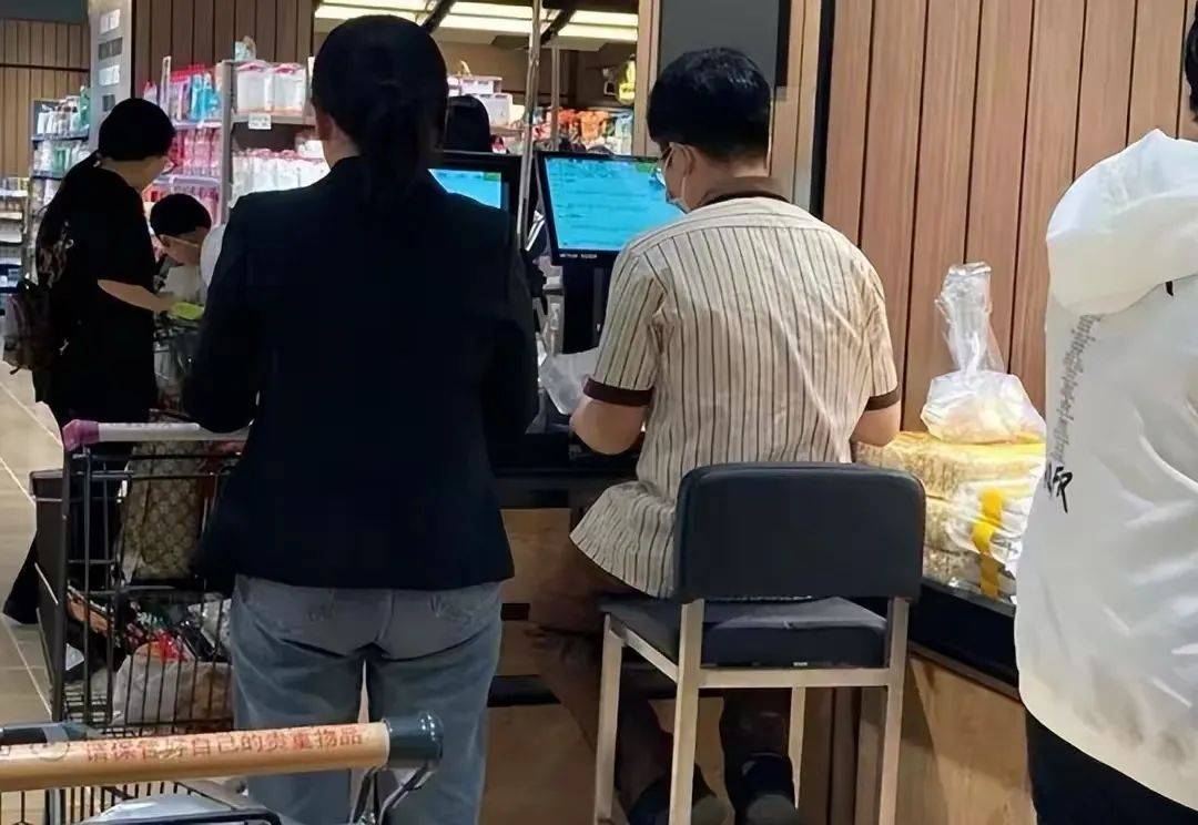 小时进不去胖东来为啥这么火？J9国际网站凌晨6点排队3(图6)