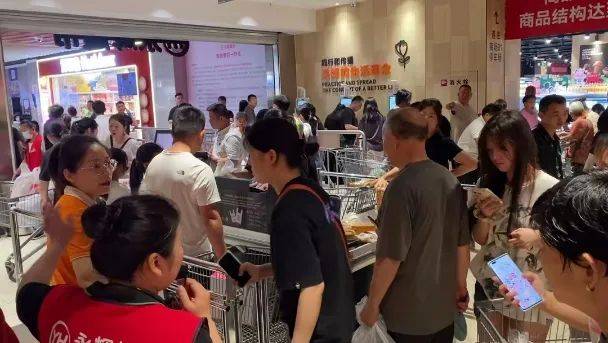 小时进不去胖东来为啥这么火？J9国际网站凌晨6点排队3(图7)
