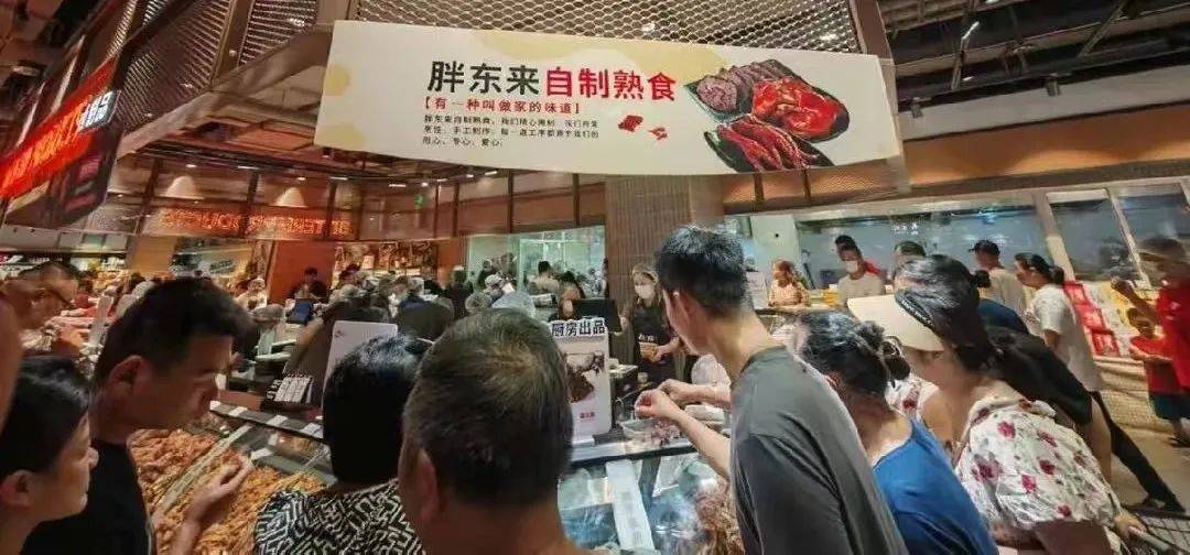 小时进不去胖东来为啥这么火？J9国际网站凌晨6点排队3(图10)