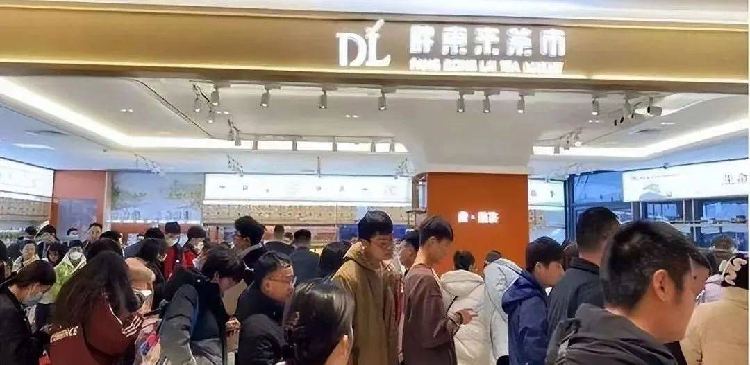 小时进不去胖东来为啥这么火？J9国际网站凌晨6点排队3(图13)