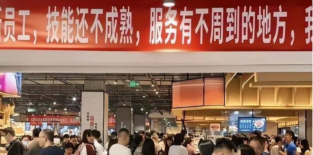 小时进不去胖东来为啥这么火？J9国际网站凌晨6点排队3(图15)